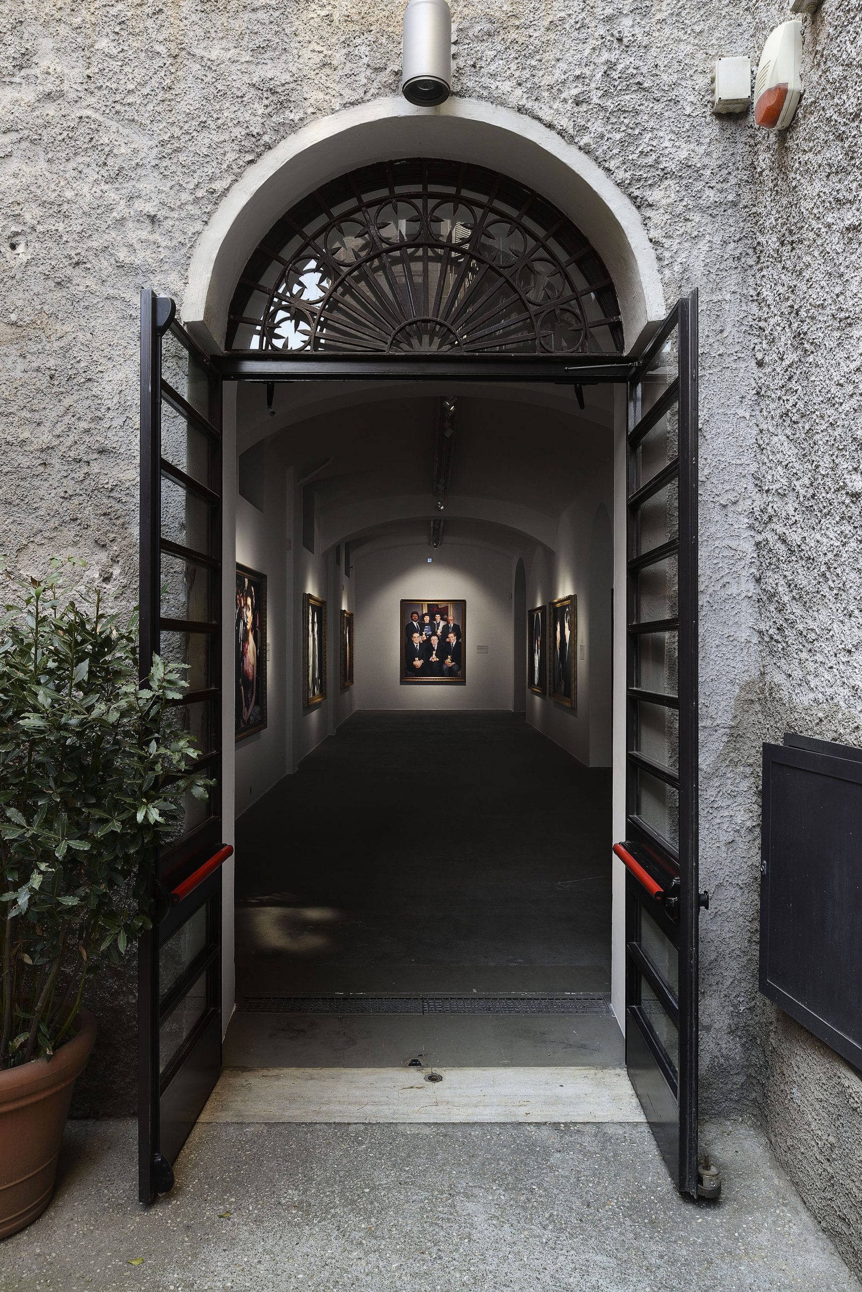 Francesco Vezzoli, Party Politics. Installation view presso Fondazione Giuliani, foto di Roberto Apa