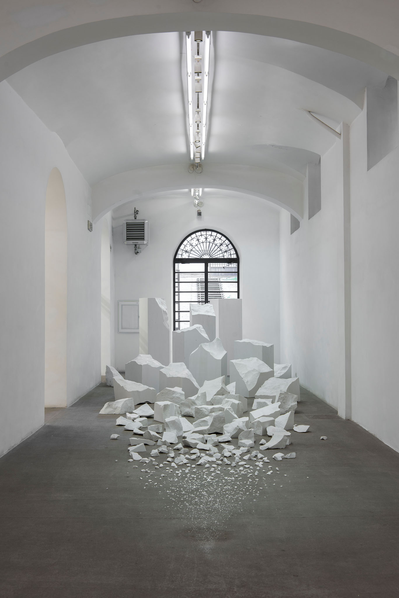 Alicja Kwade, Materia, per ora. Installation view at Fondazione Giuliani, photo by Giorgio Benni