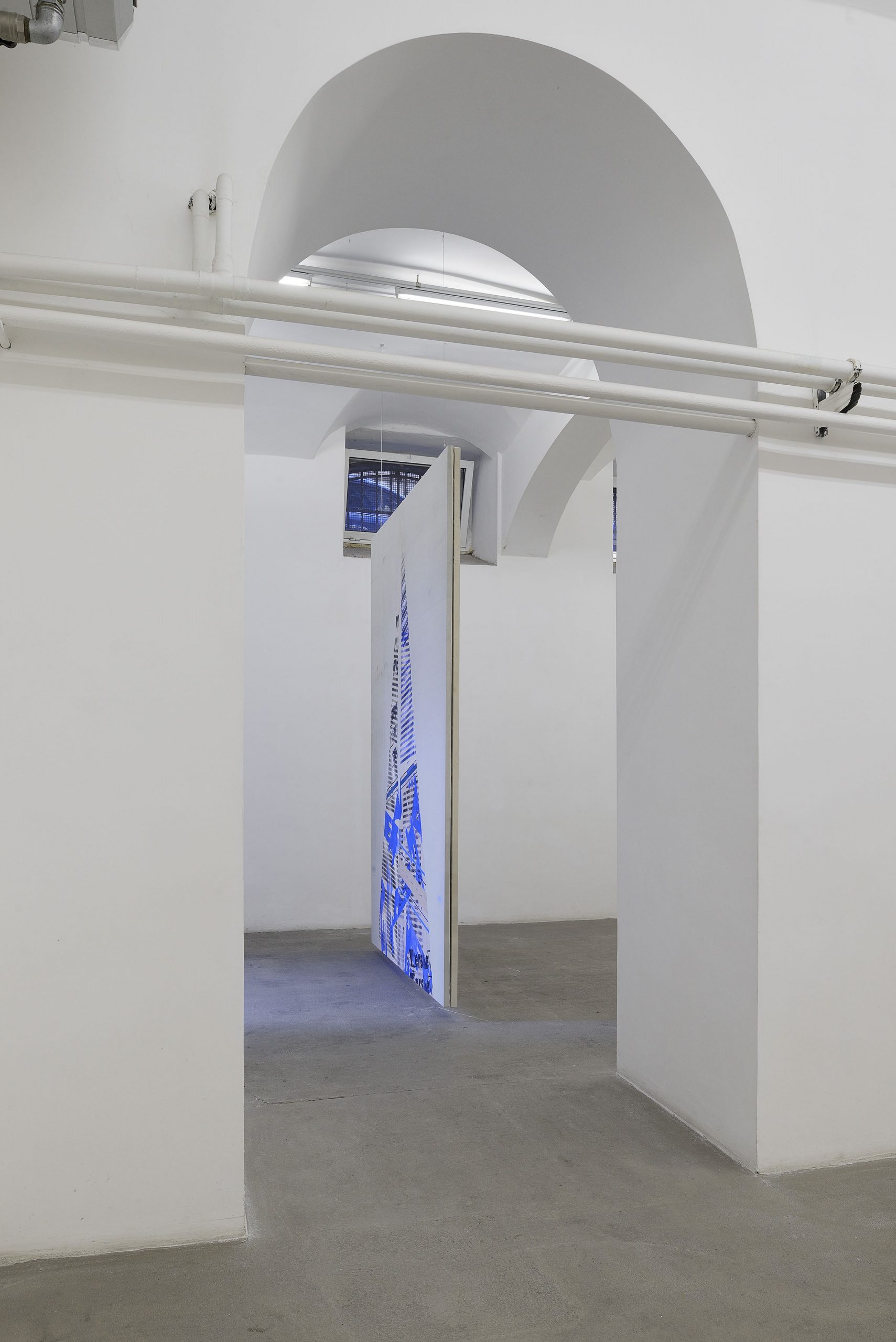 Fredrik Værslev, Tan Lines. Installation view presso Fondazione Giuliani. Foto di Roberto Apa. Courtesy l'artista; Andrew Kreps Gallery, New York; Gió Marconi, Milano e STANDARD (OSLO), Oslo