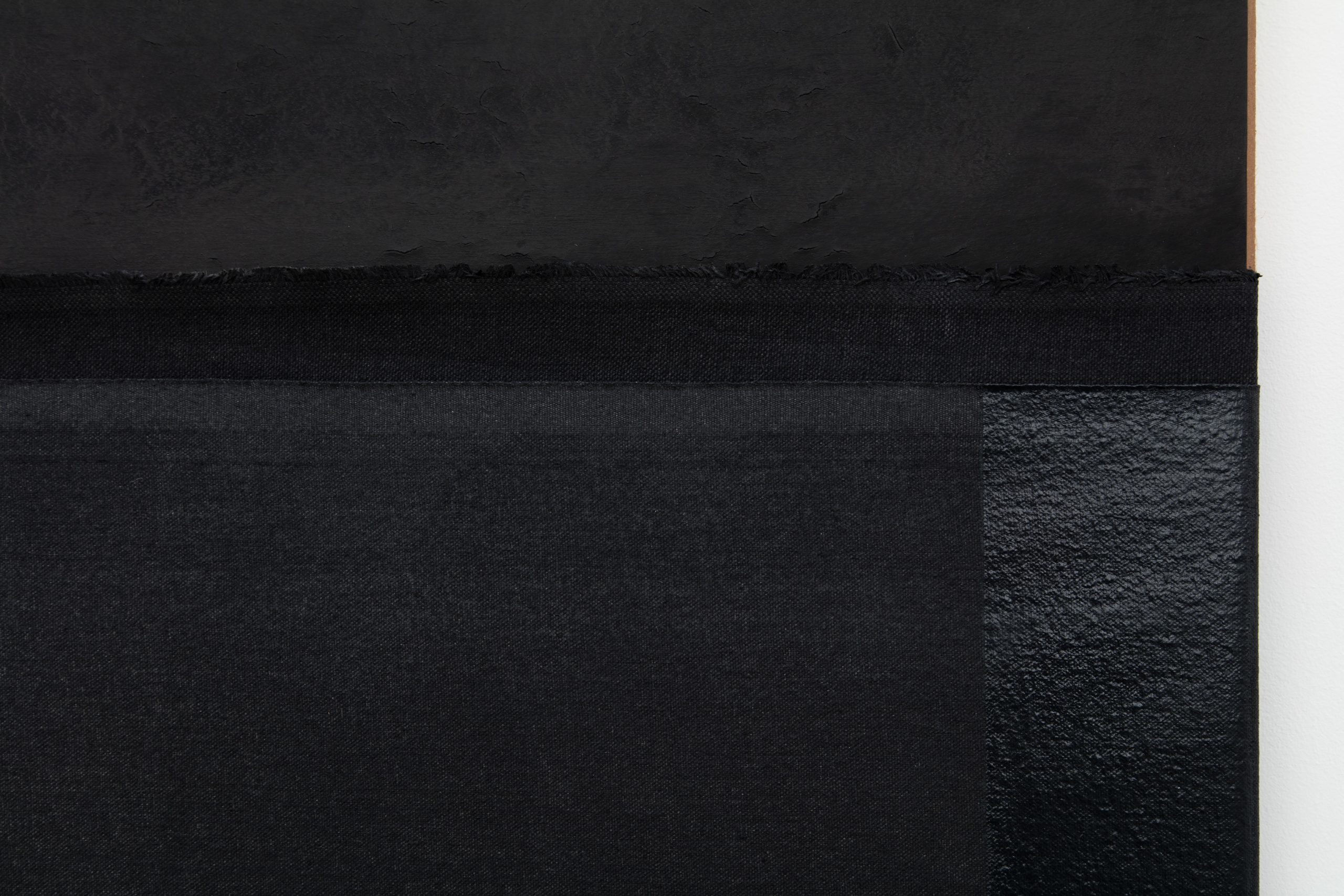 6. N. Dash
Untitled, 2017 (dettaglio); adobe, pigmento, acrilico, gesso, corda, lino, juta, supporto di legno; foto Jean Vong; Courtesy l'artista, Casey Kaplan Gallery, New York, e Mehdi Chouakri, Berlino