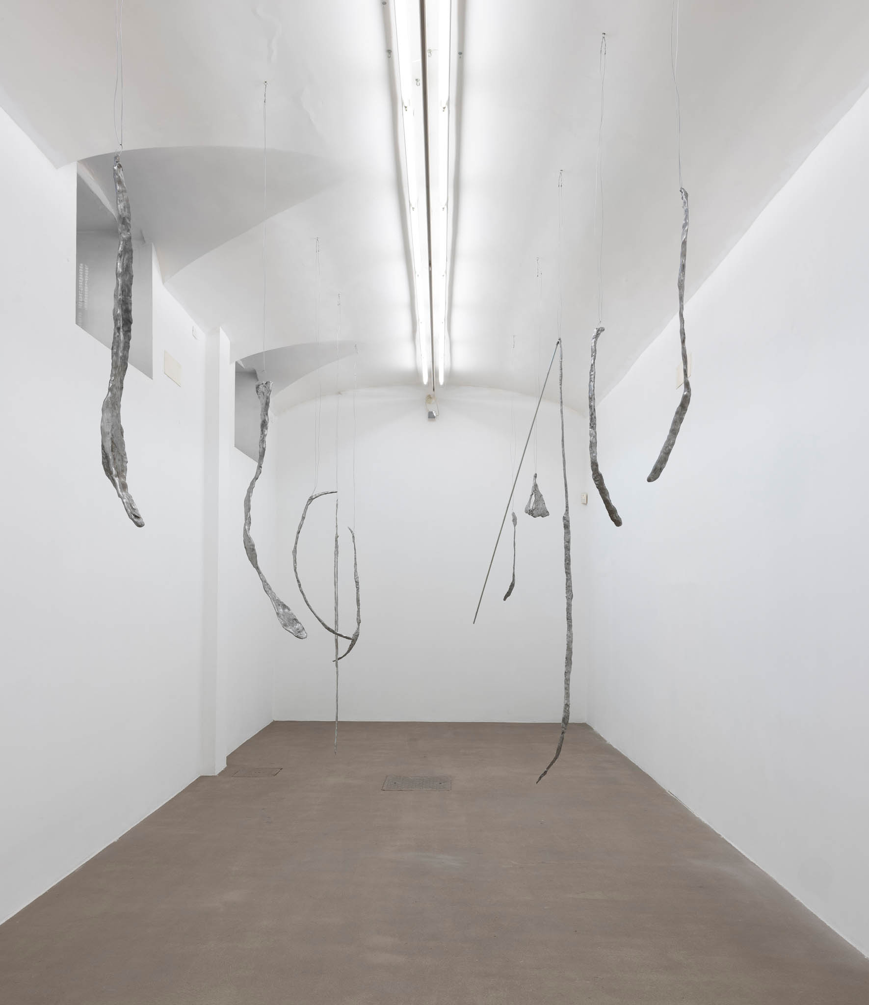 Esther Kläs
Room 1, 2019, 10 pezzi di alluminio; Courtesy SpazioA, Pistoia; foto Giorgio Benni
