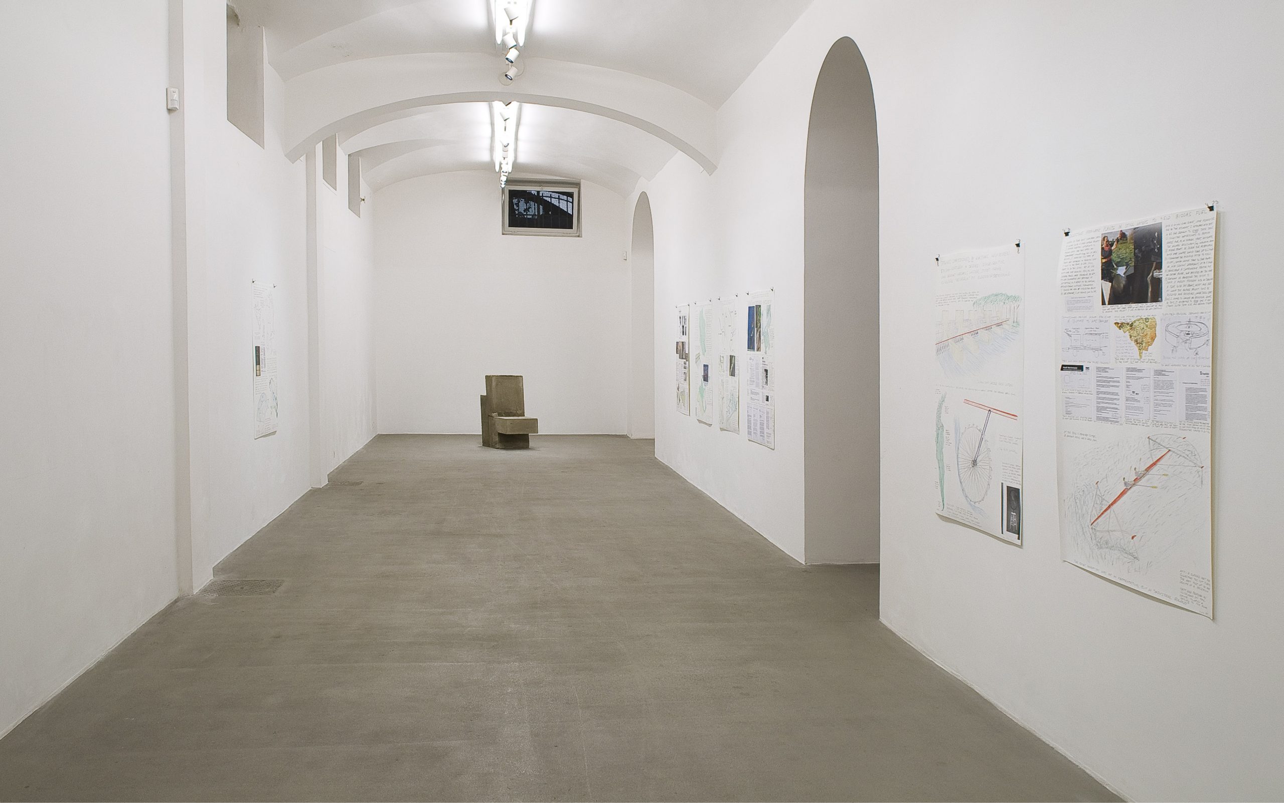 Oscar Tuazon, Scott Burton. Installation view presso Fondazione Giuliani, foto di Giorgio Benni