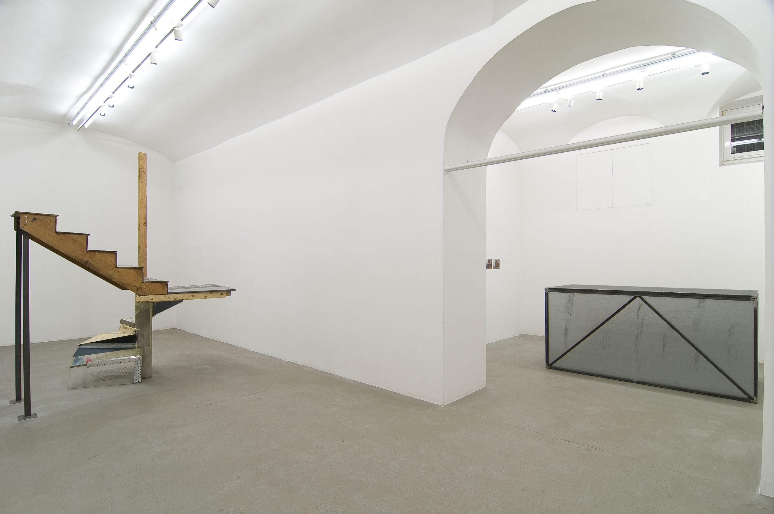 Oscar Tuazon, Scott Burton. Installation view presso Fondazione Giuliani, foto di Giorgio Benni