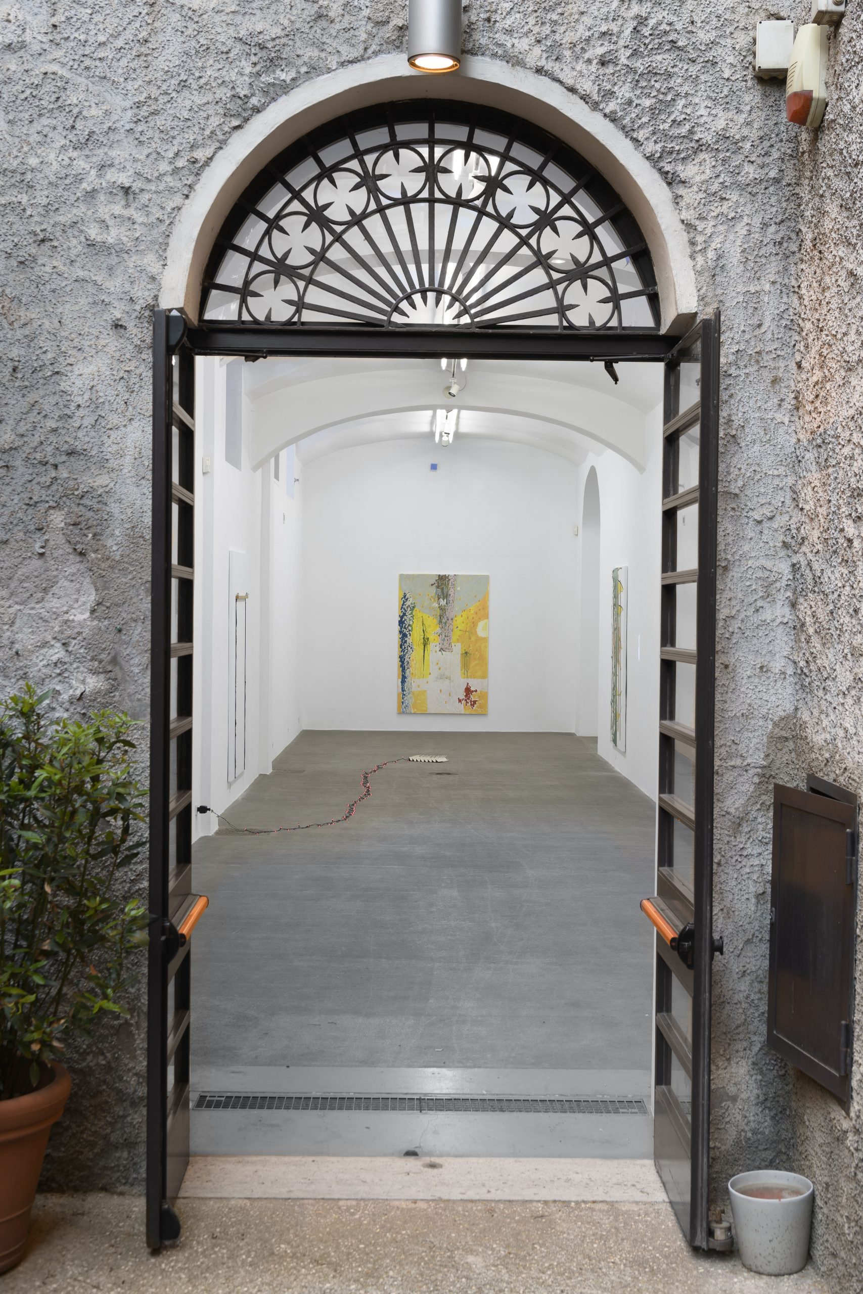 An exploration of how time only exists in half steps. Installation view presso Fondazione Giuliani, foto di Giorgio Benni